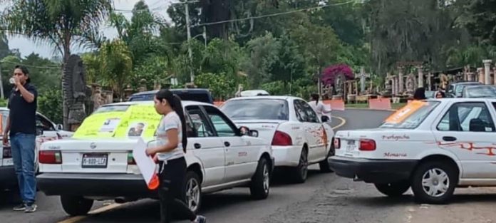 Personas bloquean la Quiroga-Tzurumútaro; exigen la aparición de un habitante de Tzintzuntzan