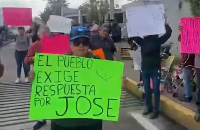 Bloquean caseta en Zinapécuaro para exigir la aparición de joven desaparecido