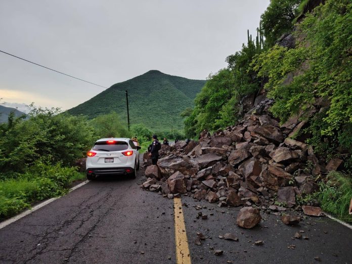 Precaución, se registra deslave en la carretera libre Ario de Rosales – Nueva Italia