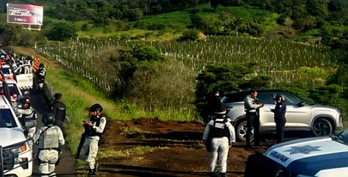 Policías y robacarros protagonizan persecución en la Siglo XXI, a la altura de Taretan Policías y robacarros protagonizan persecución en la Siglo XXI, a la altura de Taretan