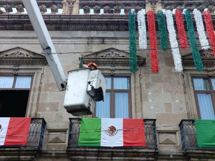 Morelia se engalana para recibir las Fiestas Patrias Morelia se engalana para recibir las Fiestas Patrias