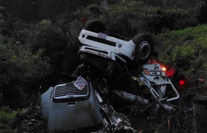 Se desbarranca camión cisterna en la Villa Madero-Nocupétaro; chofer queda herido Se desbarranca camión cisterna en la Villa Madero-Nocupétaro; chofer queda herido