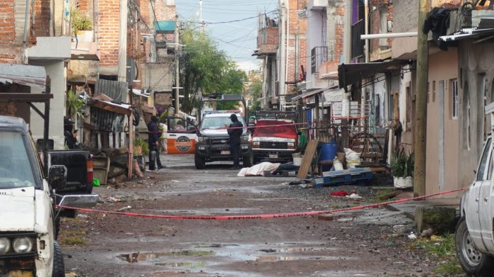 Delincuentes matan a un hombre y atacan una casa, en la colonia Ferrocarril de Zamora Delincuentes matan a un hombre y atacan una casa, en la colonia Ferrocarril de Zamora