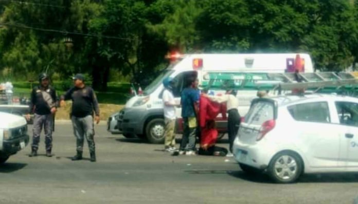 Mujer motociclista choca contra taxi en la Av. Madero Oriente de Morelia Mujer motociclista choca contra taxi en la Av. Madero Oriente de Morelia