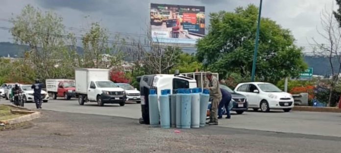 Vuelca camioneta gasera en el Libramiento Norte de Morelia Vuelca camioneta gasera en el Libramiento Norte de Morelia