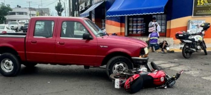 Ocurre choque entre camioneta y moto en Av. Siervo de la Nación; hay 1 herido Ocurre choque entre camioneta y moto en Av. Siervo de la Nación; hay 1 herido