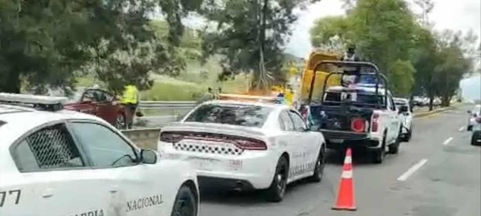 Tractocamión choca contra árbol en la Morelia-Salamanca
