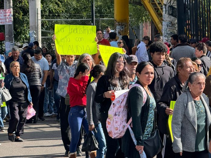En camionetas y autobuses, “trasladan” a cientos de asistentes al evento de Sheinbuam en Morelia