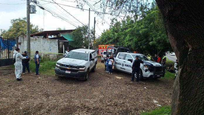Hombre es asesinado en un negocio, sobre la carretera "libre" Uruapan-Pátzcuaro Hombre es asesinado en un negocio, sobre la carretera "libre" Uruapan-Pátzcuaro