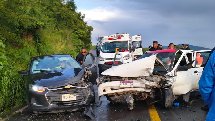 Dos lesionados, saldo de aparatoso choque vehicular, en Chilchota