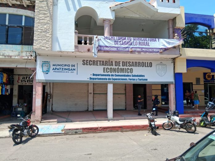 Atacan a balazos al secretario de Desarrollo Rural de Apatzingán en sus oficinas