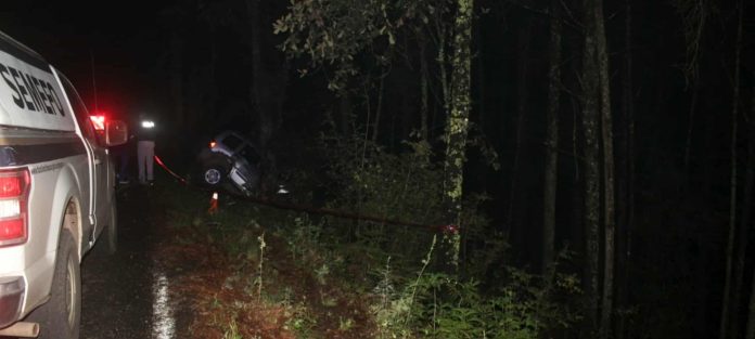 Choque de camioneta contra árbol deja 2 jóvenes muertos en la Opopeo–Tacámbaro