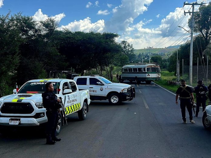 Enfrentamiento en cerro de Zirahuén desata bloqueos carreteros en regiones aledañas Enfrentamiento en cerro de Zirahuén desata bloqueos carreteros en regiones aledañas