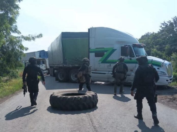 Tras persecución de vehículo con gente armada, criminales generan bloqueos en Buenavista