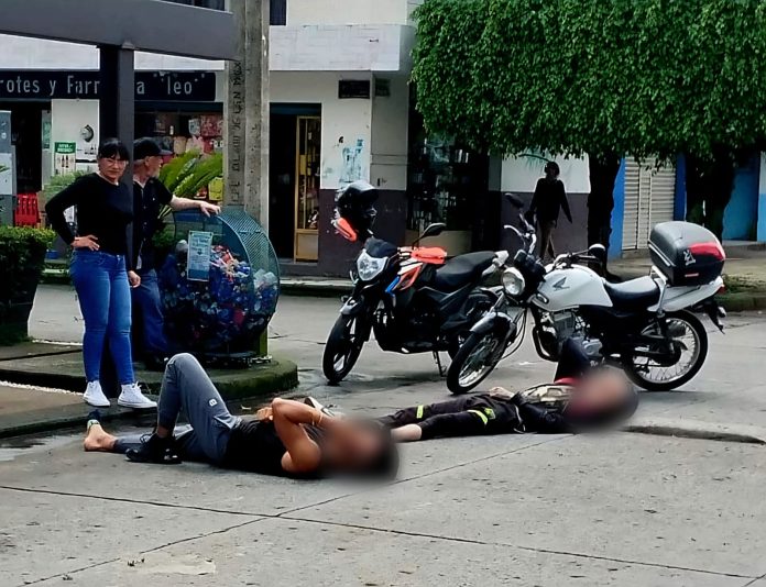 Motociclistas chocan en El Colorín; dos jóvenes fueron hospitalizados