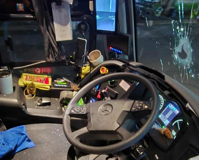 Apedrean autobús durante intento de asalto, en Buenavista Tomatlán