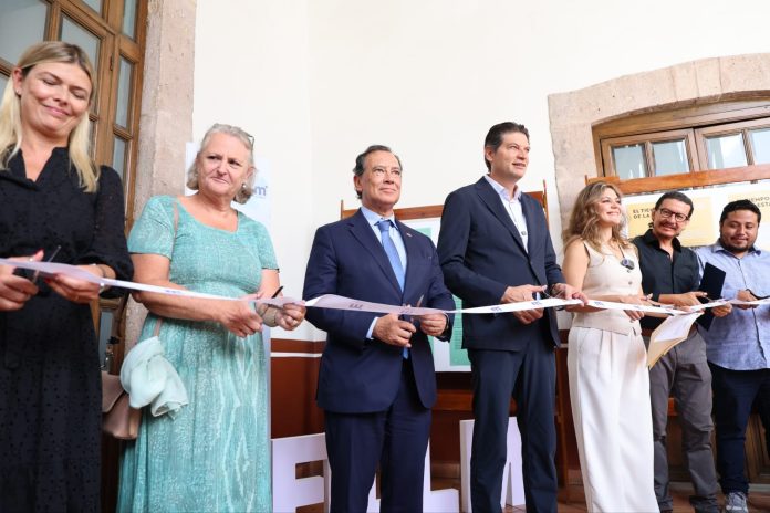 Alfonso Martínez inaugura exposición dedicada a José Saramago, en el marco de la FILLM 2025