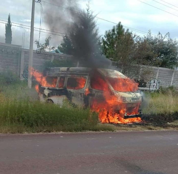 Grupo criminal provoca caos en la Erongarícuaro-Pátzcuaro con incendios de vehículos y bloqueos Grupo criminal provoca caos en la Erongarícuaro-Pátzcuaro con incendios de vehículos y bloqueos
