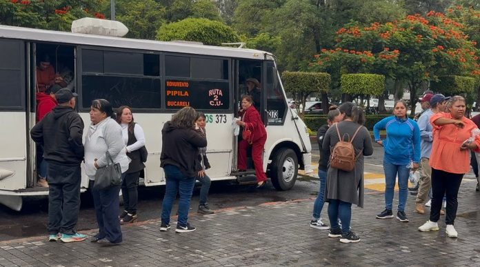 Algunas en camiones y otras sin saber el motivo, asistieron decenas de personas al informe regional del gobernador Algunas en camiones y otras sin saber el motivo, asistieron decenas de personas al informe regional del gobernador