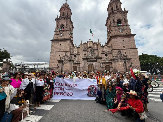 “Caminata con Rebozo”, busca poner en alto a la prenda mexicana y a los artesanos que la elaboran