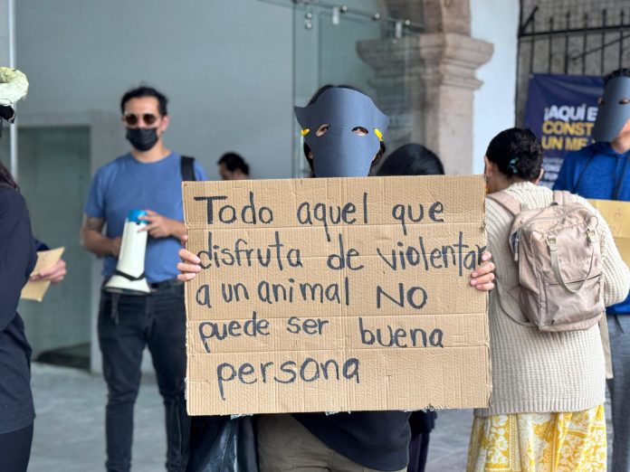 Antitaurinos protestan en Ayuntamiento de Morelia contra corrida de toros Antitaurinos protestan en Ayuntamiento de Morelia contra corrida de toros
