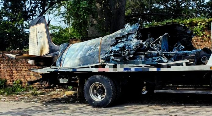 Incendian avioneta en pista aérea de Parácuaro; autoridades investigan Incendian avioneta en pista aérea de Parácuaro; autoridades investigan