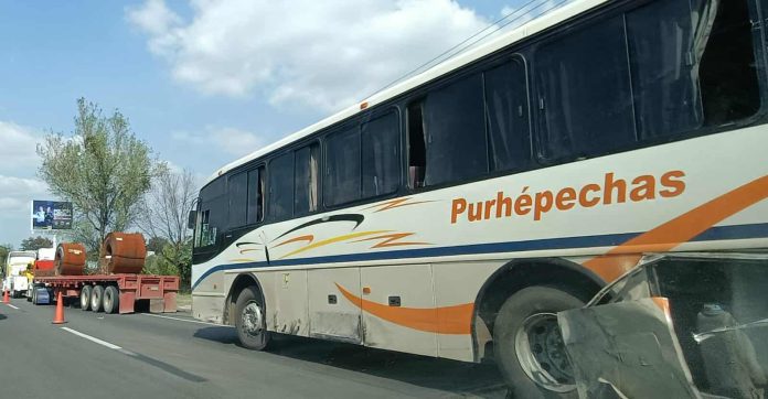 Choque entre autobús y tráiler en la carretera Morelia-Pátzcuaro deja daños materiales Choque entre autobús y tráiler en la carretera Morelia-Pátzcuaro deja daños materiales