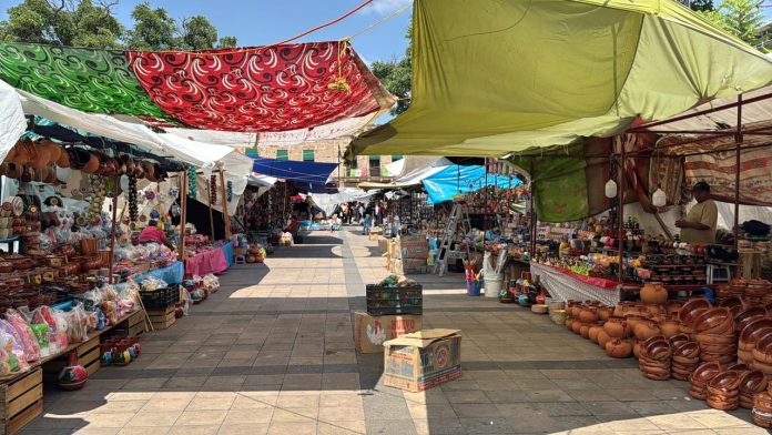 FNLS se instala en plantón en la plaza Ocampo de Morelia FNLS se instala en plantón en la plaza Ocampo de Morelia