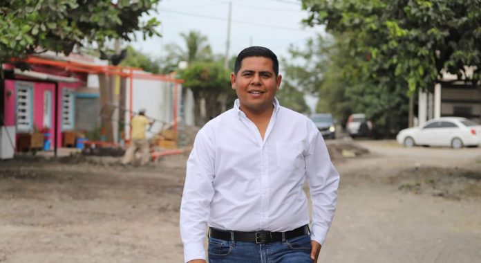 PRI y PRD cierran filas en defensa del alcalde de Coahuayana, tras ser amonestado por suspender clases PRI y PRD cierran filas en defensa del alcalde de Coahuayana, tras ser amonestado por suspender clases