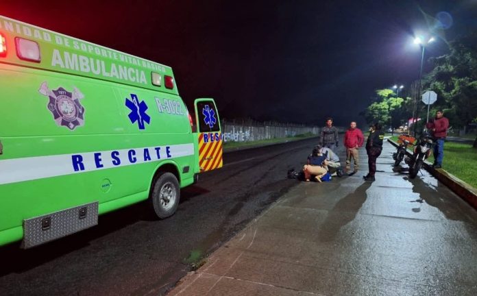 Joven motociclista resulta herido al derrapar en el Libramiento Oriente de Uruapan Joven motociclista resulta herido al derrapar en el Libramiento Oriente de Uruapan