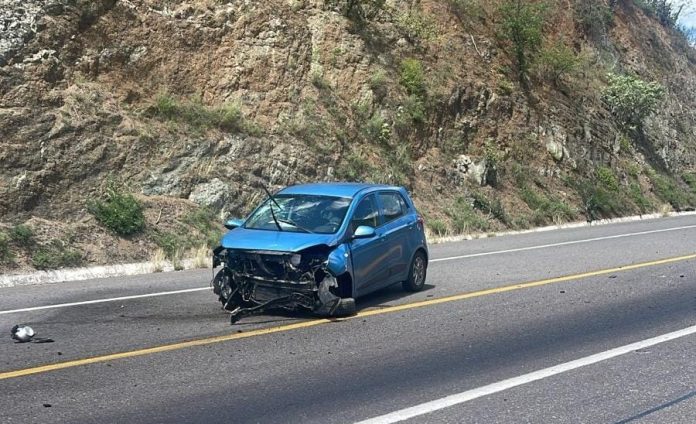 Conductor resulta lesionado tras chocar contra barreras en la Siglo XXI Conductor resulta lesionado tras chocar contra barreras en la Siglo XXI
