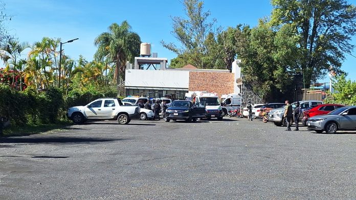 Atacan a automovilista en el estacionamiento de “El Rincón de Aguililla”; se reporta grave Atacan a automovilista en el estacionamiento de “El Rincón de Aguililla”; se reporta grave