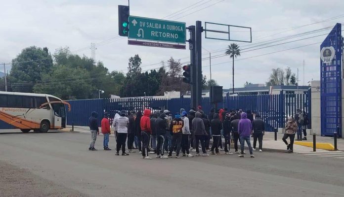 Bloquean normalistas el libramiento de Morelia afuera de la FGE; piden libertad de Eder Israel, acusado de asesinato