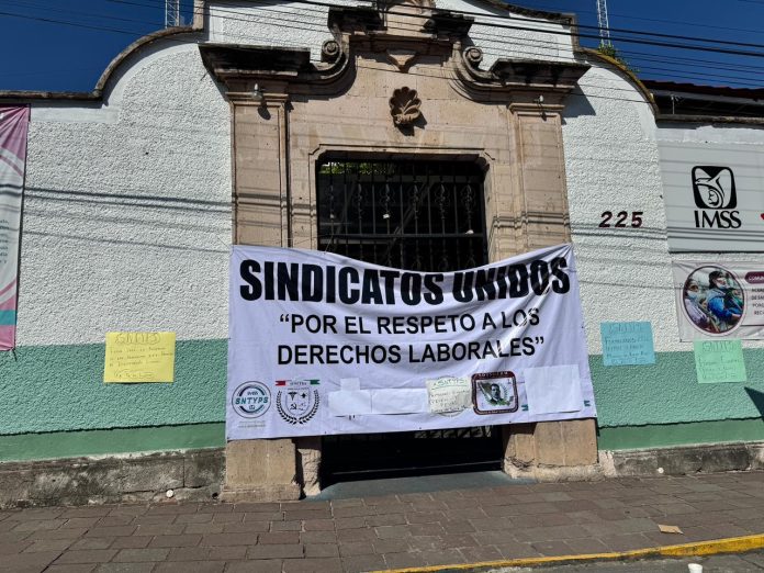 Bloquean sindicatos instalaciones de la secretaría de Salud de Michoacán por incumplimiento a demandas laborales