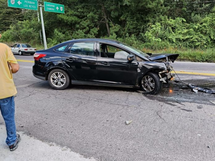 Tres heridos tras aparatoso choque de frente, en la carretera Uruapan-Paracho Tres heridos tras aparatoso choque de frente, en la carretera Uruapan-Paracho