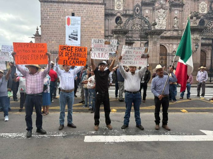 “Sin maíz no hay país”, campesinos bloquearon con tractores el centro de Morelia “Sin maíz no hay país”, campesinos bloquearon con tractores el centro de Morelia