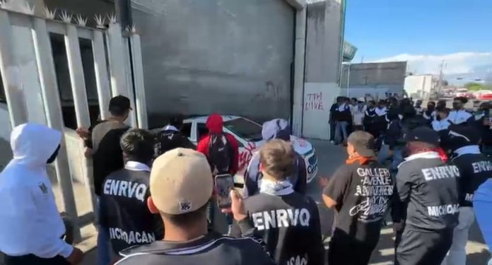 Con piedras, palos y hasta un vehículo, normalistas provocan destrozos en Morelia Con piedras, palos y hasta un vehículo, normalistas provocan destrozos en Morelia