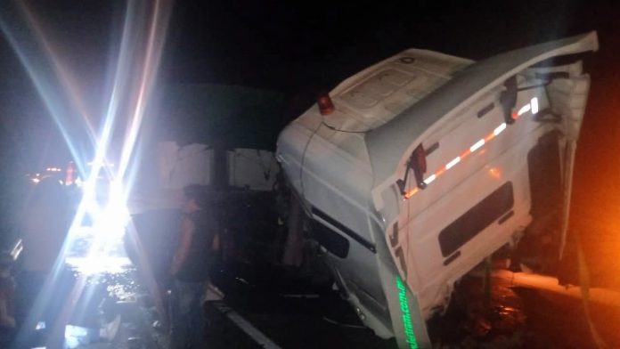 Tres lesionados, tras choque frontal de camiones de carga en la autopista Siglo XXI