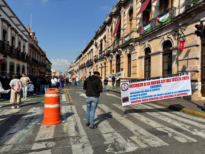 CNTE realiza paro y manifestación en Morelia