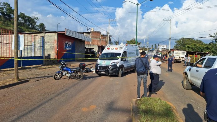 Motociclista perece al ser impactado por camión de carga, sobre la carretera Uruapan-San Juan Nuevo