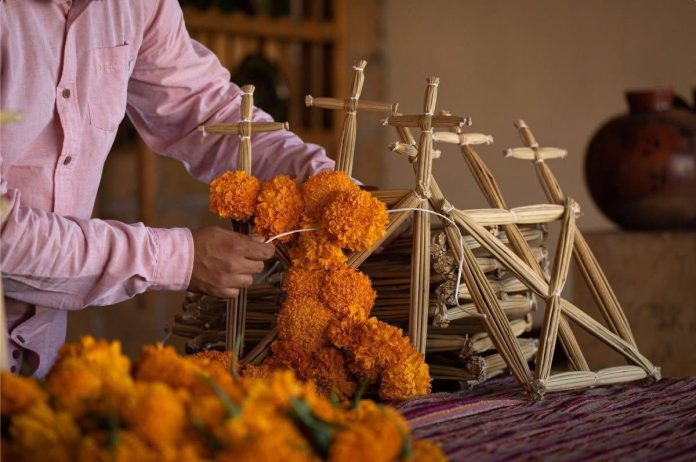 Aprende el arte de crear arcos tradicionales para tu altar de Noche de Muertos: Sectur