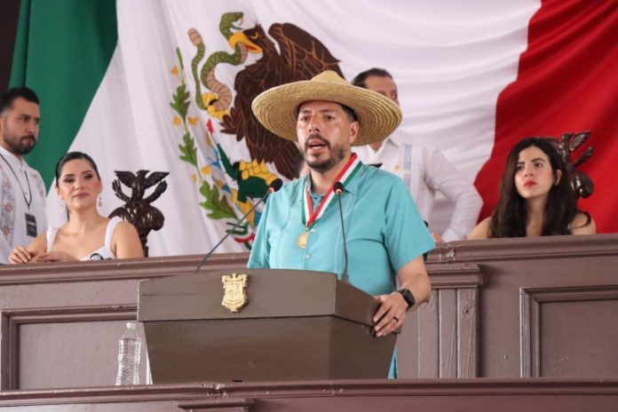 Orlando Aragón Andrade recibe la Presea “Constitución de 1814”, en Apatzingán Orlando Aragón Andrade recibe la Presea “Constitución de 1814”, en Apatzingán