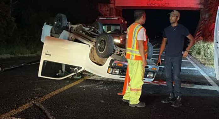 Seis lesionados deja volcadura en la carretera Apatzingán-Cuatro Caminos