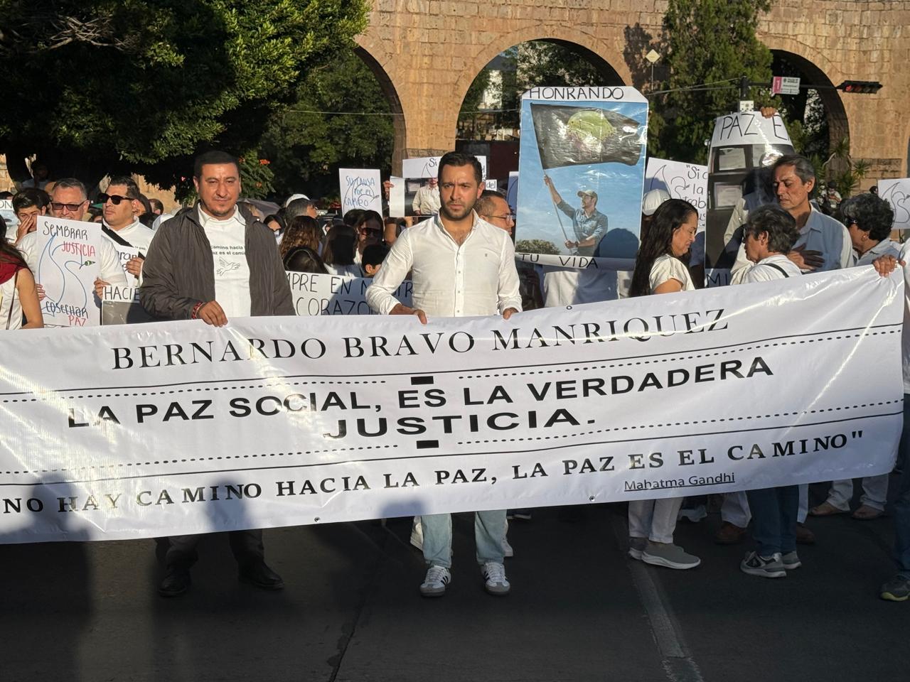 “La voz de Bernardo Bravo no se perderá”… familiares y amigos realizan caminata y misa en honor del limonero asesinado “La voz de Bernardo Bravo no se perderá”… familiares y amigos realizan caminata y misa en honor del limonero asesinado