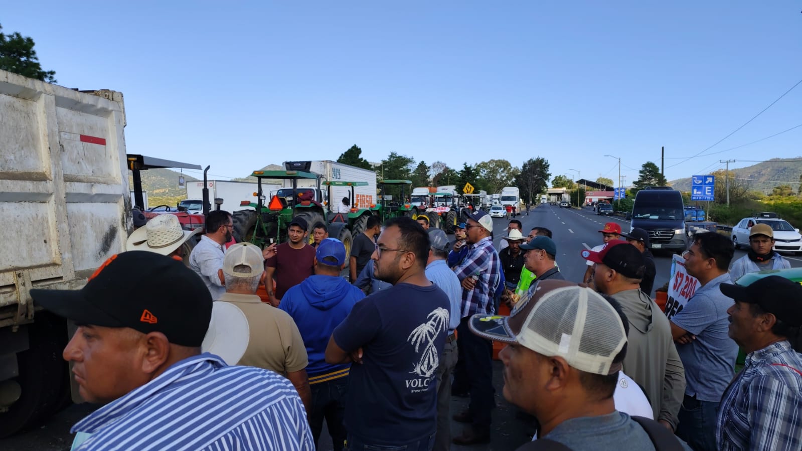 Productores agrícolas cumplen 48 horas de bloqueos carreteros  Productores agrícolas de Michoacán cumplieron prácticamente dos días de bloqueo en tres casetas e igual número de tramos carreteros federales, ante la negativa del gobierno de la República a atender su exigencia y autorizarles un precio de garantía de 7 mil 200 pesos por tonelada de granos.   En la caseta de Zinapécuaro, autobuses, camiones de carga y vehículos particulares han formado filas de hasta 16 kilómetros en cada sentido, en espera de que los manifestantes liberen el paso, al señalar que no tienen otra alternativa.   Tractores, pancartas y un grupo de hombres que trabajan el campo han cerrado todos los accesos a la vía de comunicación.    El delegado del Módulo de Riego 020 del Valle Morelia-Queréndaro, Braulio Romero Heredia recordó que radicalizaron las acciones, ante el reto que les lanzó la federación, al priorizar el apoyo a los industriales antes que a los productores.    “Prácticamente no hubo respuesta, ya se lo habíamos advertido, por una y mil razones se los explicamos, con peras y manzanas, prácticamente fue reto del gobierno federal, para los productores de que no lo van a dar, porque no van a forzar al industrial prácticamente a nada, con sus 700, 800% de ganancia y que los productores tengamos -20% de utilidad”.   Calificó como “una vil mentira” la versión que difundió el secretario de Agricultura y Desarrollo Rural (SADER), Julio Berdegué Sacristán, quien este lunes aseguró que se había acordado un precio de 6 mil 050 pesos por tonelada.   Los hombres y mujeres del campo dijeron estar dispuestos a permanecer en las protestas el tiempo que sea necesario, por lo que pidieron la comprensión de la ciudadanía.  También productor del Valle Morelia-Queréndaro, Alejandro Gamez Vega recordó que desde 2024 buscan solución a este problema,  por lo que incluso sostuvieron encuentros con el gobernador Alfredo Ramírez Bedolla y el propio titular de SADER, además de buscar a la presidenta Claudia Sheinbaum Pardo, pero nadie les ofreció una solución.   “No ha habido una respuesta, al gobernador lo estuvimos buscando, le llevamos un documento a Palacio de Gobierno, a principios de agosto y hace unos días nos reunimos con él, le pedimos que él fuera el conducto para gestionar ante el gobierno federal los apoyos necesarios, él dice que ya mandó una carta a la presidenta, estuvo con nosotros el secretario de Agricultura, le están poniendo una aportación, pero debemos exigir que los gobiernos locales se comprometan más con el campo”.  Mientras tanto, cientos de familias, trabajadores, transportistas y personas que buscaban cruzar por este tramo carretero, la mayoría con rumbo a la Ciudad de México, se encuentran varadas. Los primeros en la fila  esperan desde la 1:00 de la tarde de este lunes. Productores agrícolas cumplen 48 horas de bloqueos carreteros Productores agrícolas de Michoacán cumplieron prácticamente dos días de bloqueo en tres casetas e igual número de tramos carreteros federales, ante la negativa del gobierno de la República a atender su exigencia y autorizarles un precio de garantía de 7 mil 200 pesos por tonelada de granos. En la caseta de Zinapécuaro, autobuses, camiones de carga y vehículos particulares han formado filas de hasta 16 kilómetros en cada sentido, en espera de que los manifestantes liberen el paso, al señalar que no tienen otra alternativa. Tractores, pancartas y un grupo de hombres que trabajan el campo han cerrado todos los accesos a la vía de comunicación. El delegado del Módulo de Riego 020 del Valle Morelia-Queréndaro, Braulio Romero Heredia recordó que radicalizaron las acciones, ante el reto que les lanzó la federación, al priorizar el apoyo a los industriales antes que a los productores. “Prácticamente no hubo respuesta, ya se lo habíamos advertido, por una y mil razones se los explicamos, con peras y manzanas, prácticamente fue reto del gobierno federal, para los productores de que no lo van a dar, porque no van a forzar al industrial prácticamente a nada, con sus 700, 800% de ganancia y que los productores tengamos -20% de utilidad”. Calificó como “una vil mentira” la versión que difundió el secretario de Agricultura y Desarrollo Rural (SADER), Julio Berdegué Sacristán, quien este lunes aseguró que se había acordado un precio de 6 mil 050 pesos por tonelada. Los hombres y mujeres del campo dijeron estar dispuestos a permanecer en las protestas el tiempo que sea necesario, por lo que pidieron la comprensión de la ciudadanía. También productor del Valle Morelia-Queréndaro, Alejandro Gamez Vega recordó que desde 2024 buscan solución a este problema, por lo que incluso sostuvieron encuentros con el gobernador Alfredo Ramírez Bedolla y el propio titular de SADER, además de buscar a la presidenta Claudia Sheinbaum Pardo, pero nadie les ofreció una solución. “No ha habido una respuesta, al gobernador lo estuvimos buscando, le llevamos un documento a Palacio de Gobierno, a principios de agosto y hace unos días nos reunimos con él, le pedimos que él fuera el conducto para gestionar ante el gobierno federal los apoyos necesarios, él dice que ya mandó una carta a la presidenta, estuvo con nosotros el secretario de Agricultura, le están poniendo una aportación, pero debemos exigir que los gobiernos locales se comprometan más con el campo”. Mientras tanto, cientos de familias, trabajadores, transportistas y personas que buscaban cruzar por este tramo carretero, la mayoría con rumbo a la Ciudad de México, se encuentran varadas. Los primeros en la fila esperan desde la 1:00 de la tarde de este lunes.
