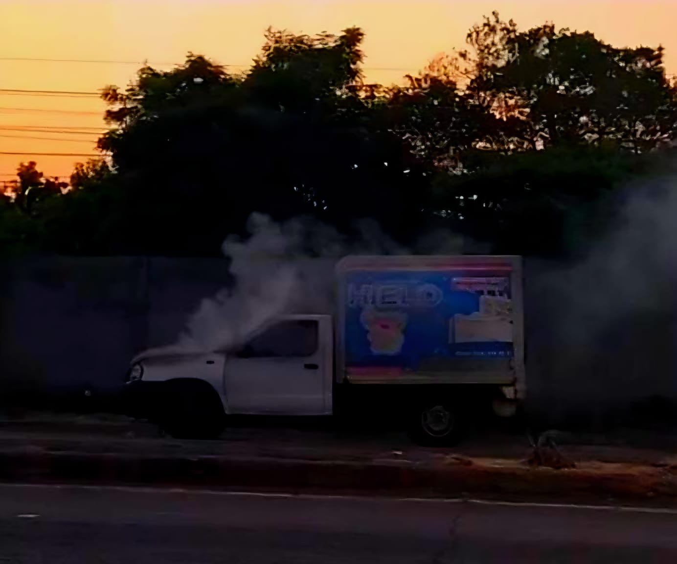 Ciudadanos evitan incendio de vehículo en Nueva Italia gracias a rápida intervención Ciudadanos evitan incendio de vehículo en Nueva Italia gracias a rápida intervención