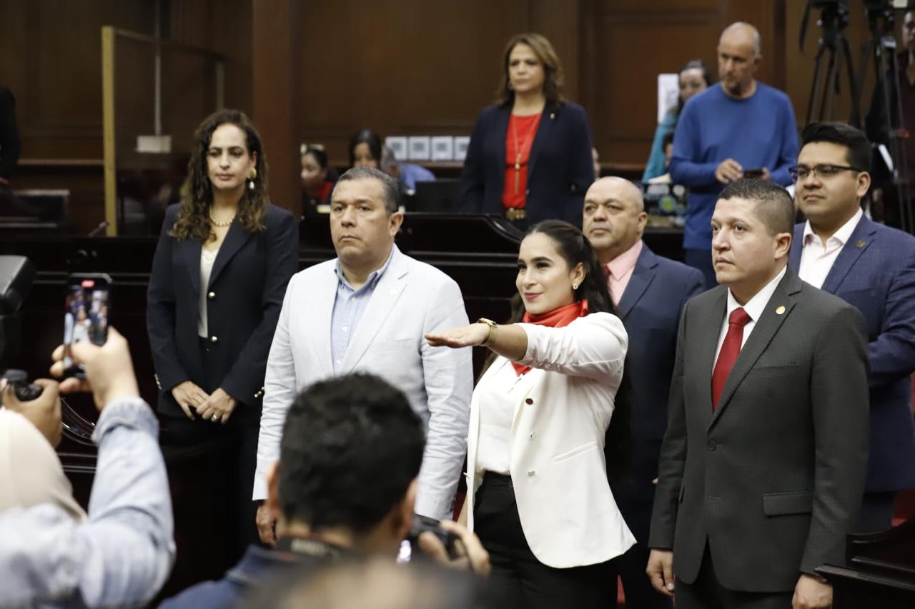 Congreso del Estado toma protesta a Yesenia Díaz Barrera como Regidora de Tacámbaro Congreso del Estado toma protesta a Yesenia Díaz Barrera como Regidora de Tacámbaro
