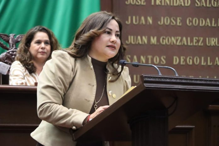 Presenta la diputada Jackie Avilés iniciativa para fortalecer los derechos y bienestar de las personas adultas mayores en Michoacán Morelia, Michoacán, 29 de octubre 2025.– La diputada Jackie Avilés Osorio, representante del Distrito 03 de Maravatío e integrante del grupo parlamentario de Morena, presentó ante el Congreso del Estado una iniciativa de reforma a la Ley Orgánica Municipal, con el objetivo de fortalecer los derechos, la atención y la calidad de vida de las personas adultas mayores en Michoacán. La propuesta, explicó, busca que los municipios tengan una participación más activa en la creación de espacios de convivencia, actividades recreativas y programas de apoyo que promuevan un envejecimiento digno, activo y con respeto pleno a sus derechos. Con esta iniciativa, la diputada dijo que con esto demuestra el “compromiso con las causas sociales, promoviendo un Michoacán más humano, justo y solidario, donde envejecer sea sinónimo de respeto, acompañamiento y bienestar” .
