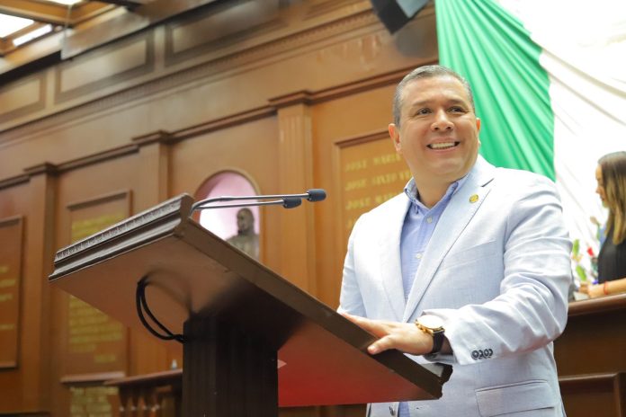 Juan Carlos Barragán presenta iniciativa para que maestras y maestros no sean criminalizados por cumplir su deber