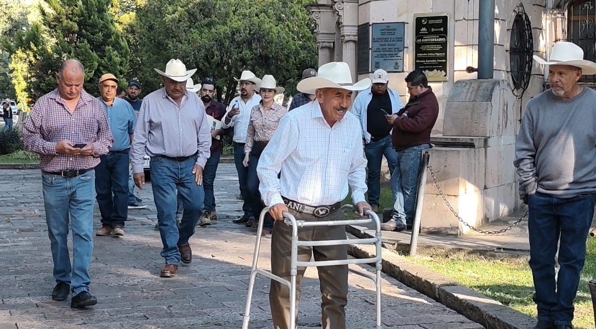 Sin acuerdos productores de maíz y autoridades estatales; advirtieron con retomar los bloqueos en casetas de Michoacán Sin acuerdos productores de maíz y autoridades estatales; advirtieron con retomar los bloqueos en casetas de Michoacán